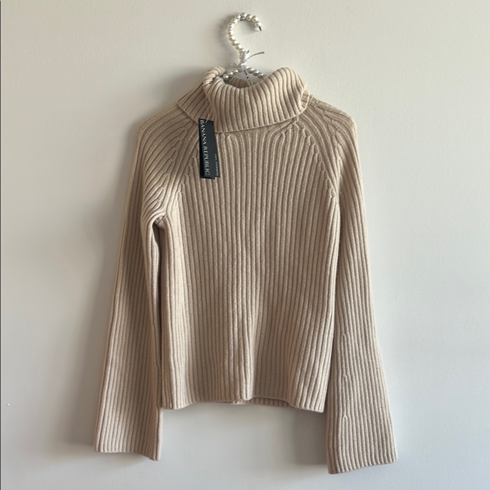 New banana republic, cashmere turtleneck sweater  with wide sleeves, cream . Xs